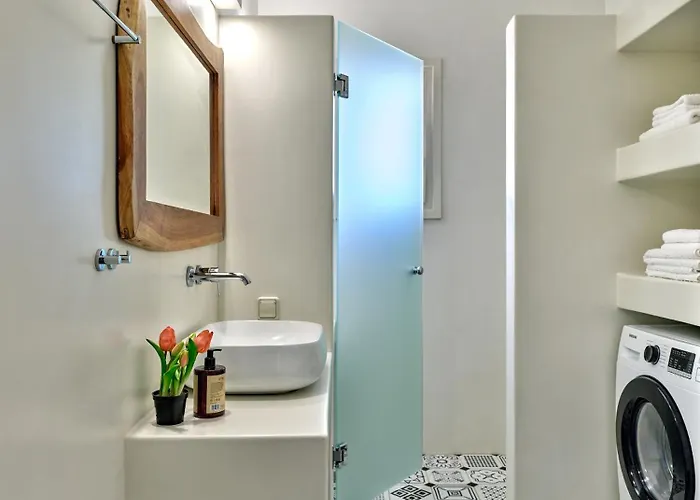 Leo - Unique & Calm פארוס