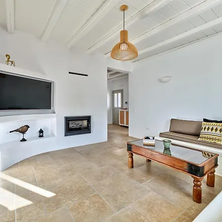 Leo - Unique & Calm Páros